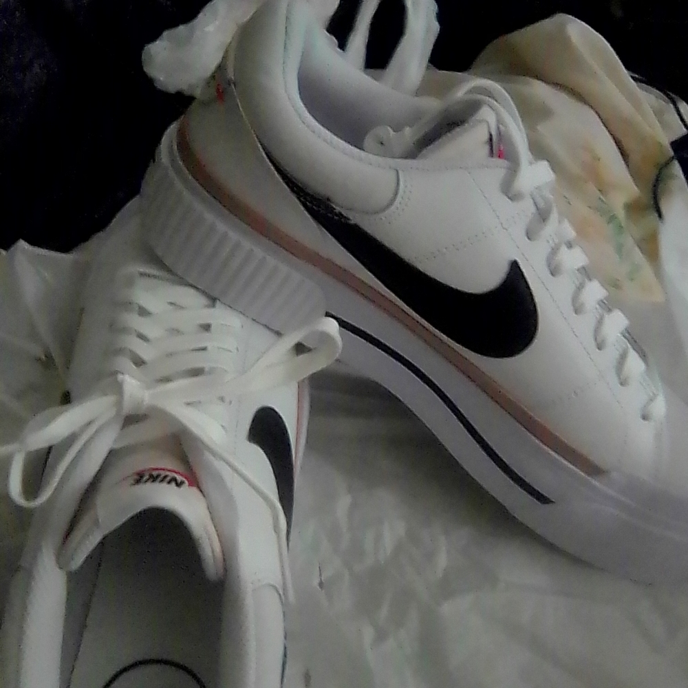 Nike legacy size 10 women's white black n gold